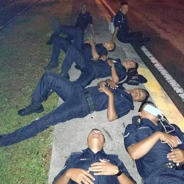 警察工作累的照片图片图片