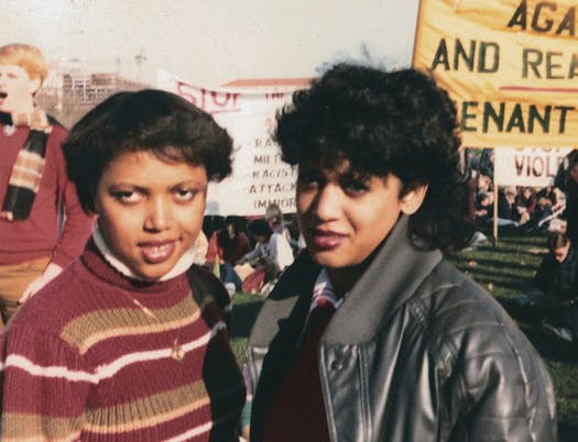 1982年11月，当时是大学一年级生的贺锦丽于华盛顿霍华德大学参加反种族隔离示威。