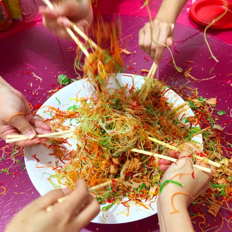 不要只吃传统捞生🥢!这5种创意Yee Sang😋好吃又有看头!全家捞得风生水起~