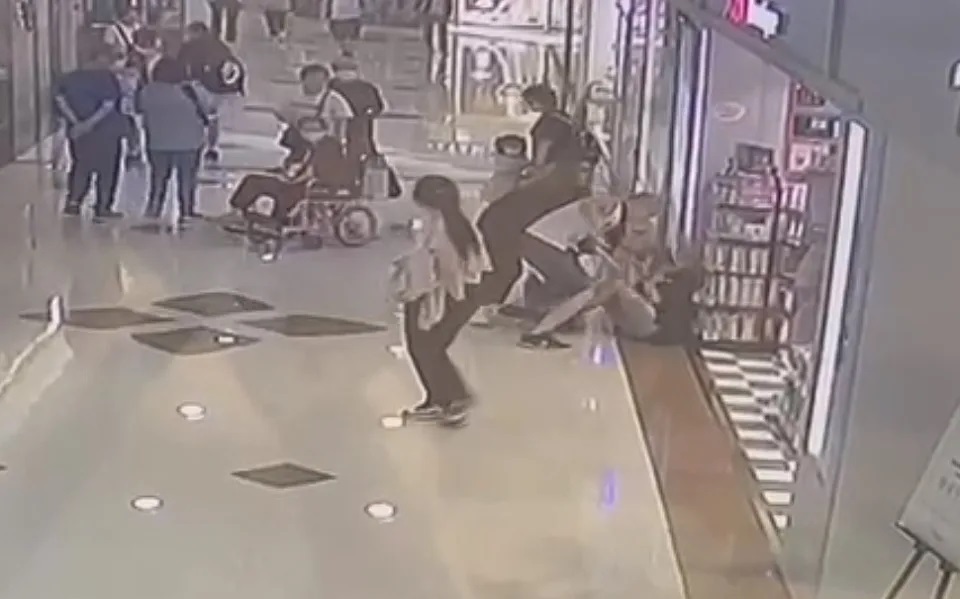 香港商场疯狂杀人案⚡光头大叔拿鱼生刀猛斩2女子至少32下！造成1死1伤