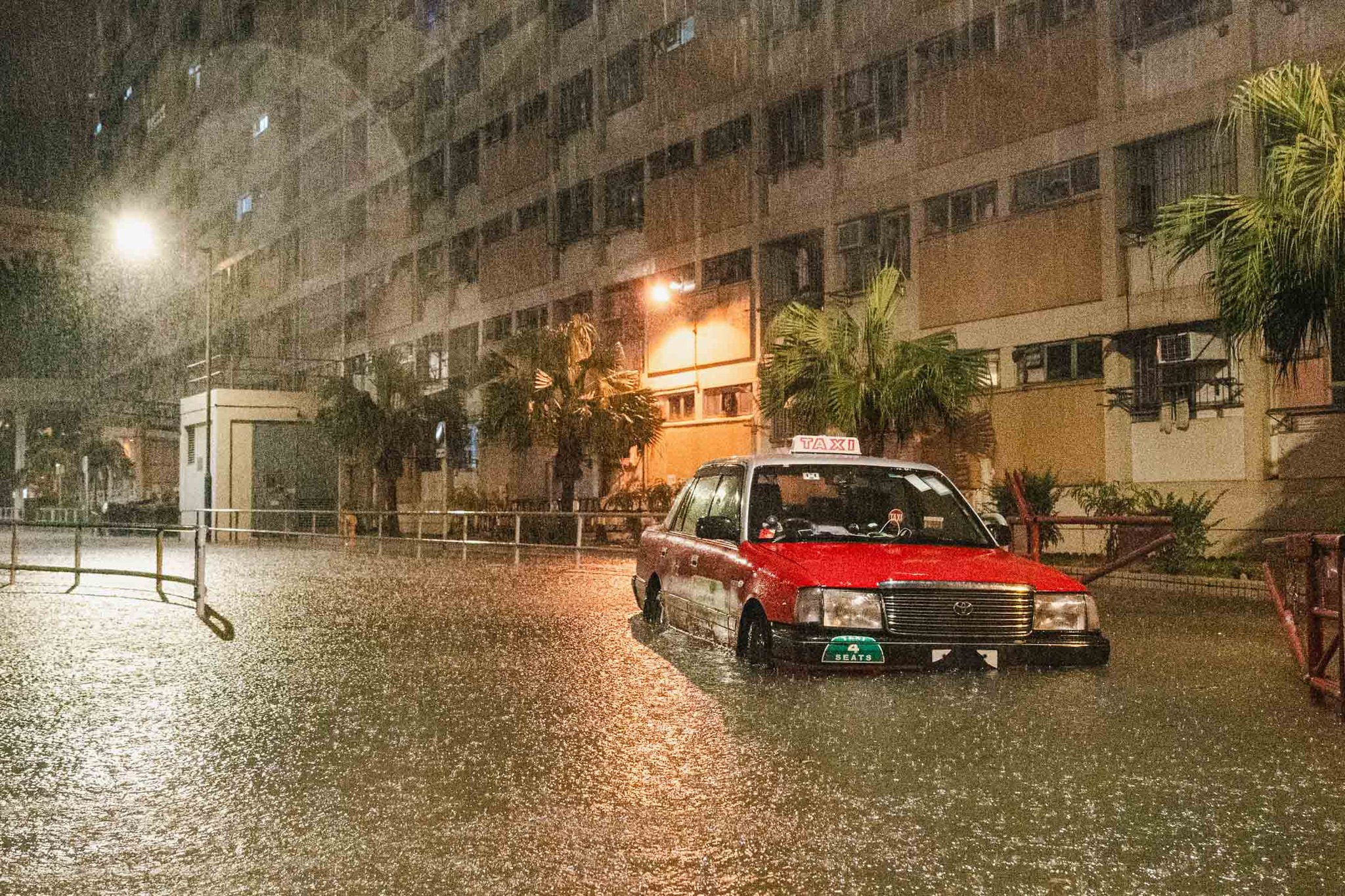 暴雨襲港 市民冒雨出行 - 香港文匯網