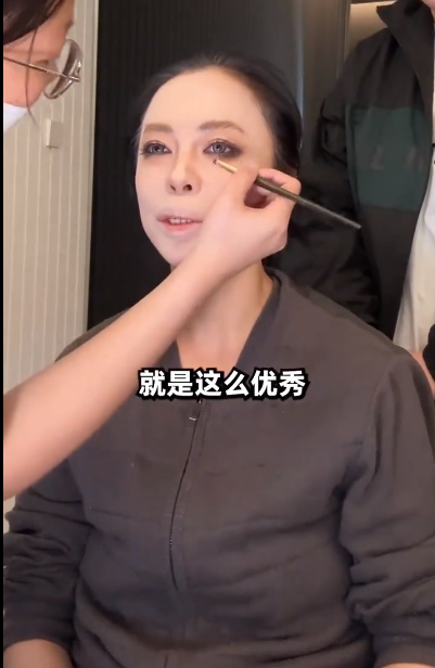 china-singer-HuangQishan-makeup