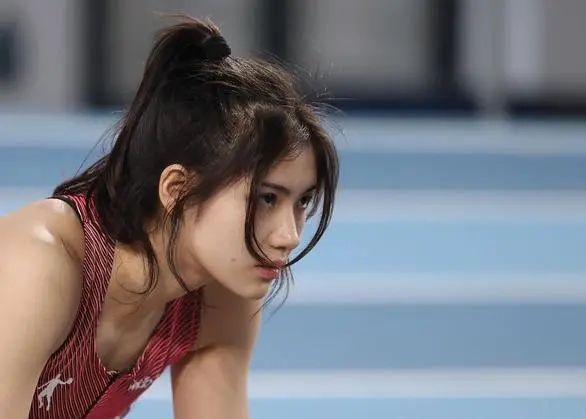 china-female-athlete-Hurdle-race-dressing