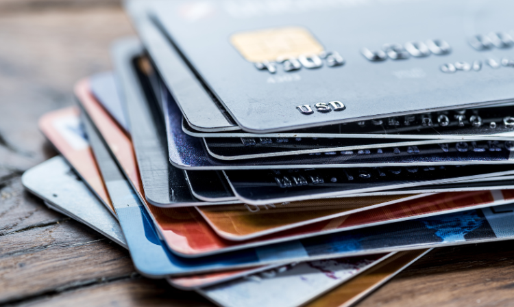 woman-stealing-credit-cards