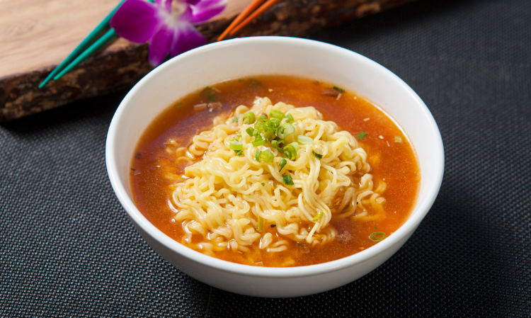 eat-3-packs-uncooked-instant-noodle-dead