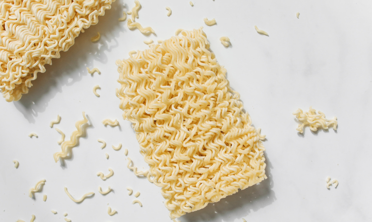 eat-3-packs-uncooked-instant-noodle-dead