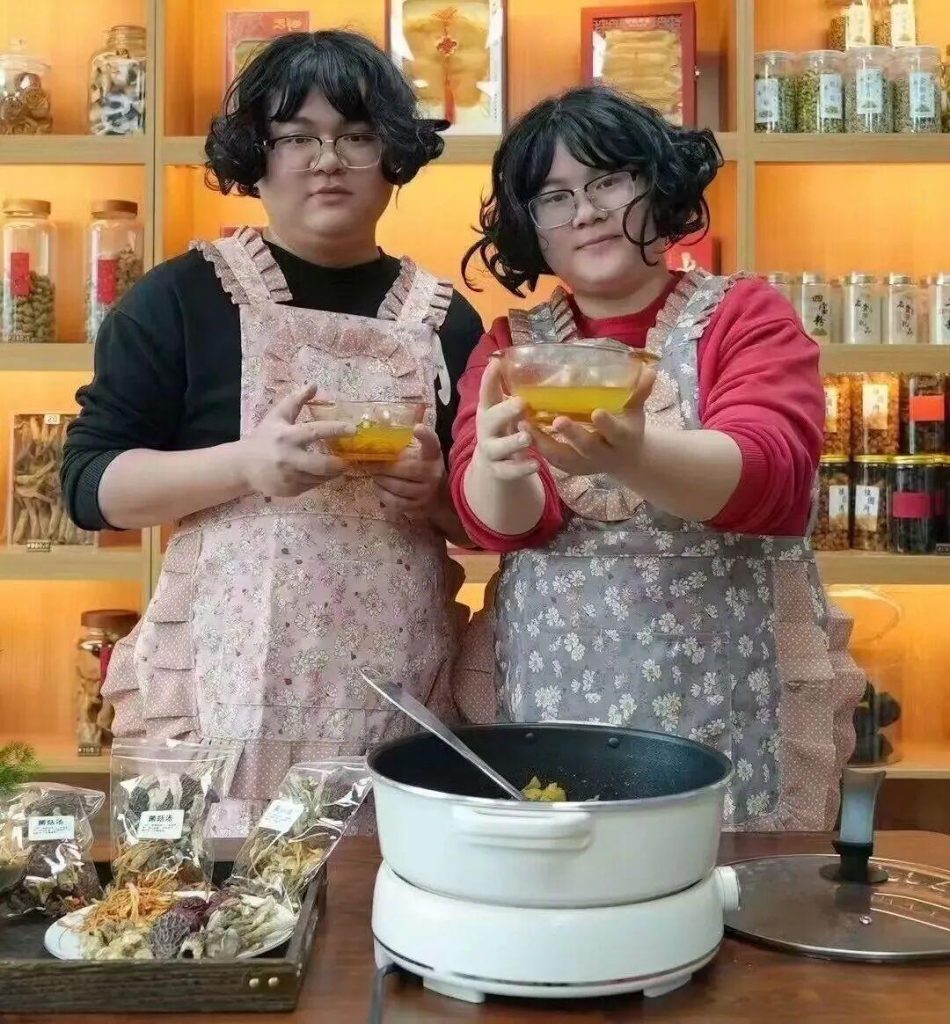 老公老婆傻傻分不清!中国夫妻「因长得饼印一样」爆红⚡专家曝有科学根据!
