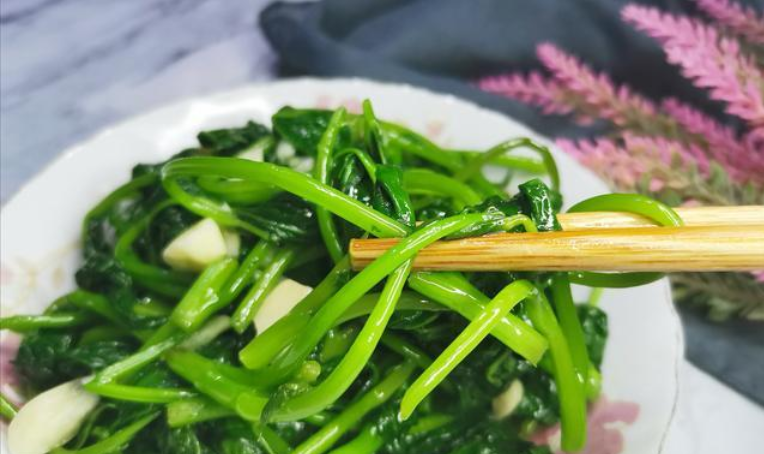 sweet-potato-leaves-2type-person-careful-