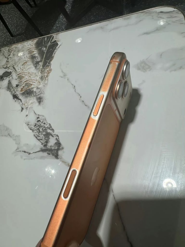 iphone-17-pro-Cosmic-Orange-fade