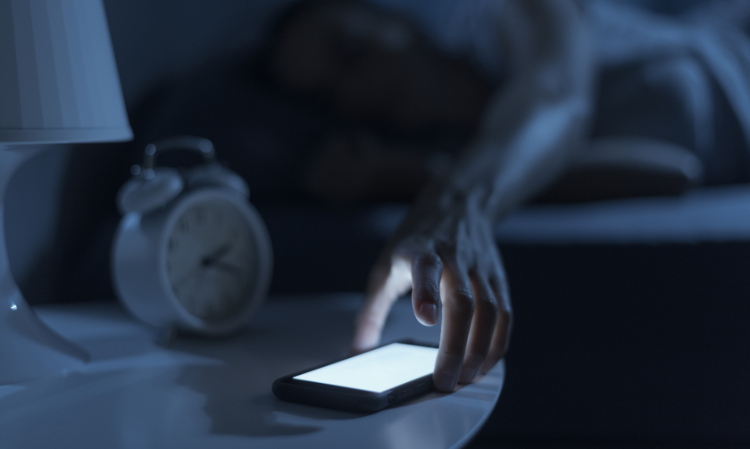 teenagers-stayup-late-play-phone