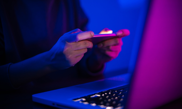 teenagers-stayup-late-play-phone-