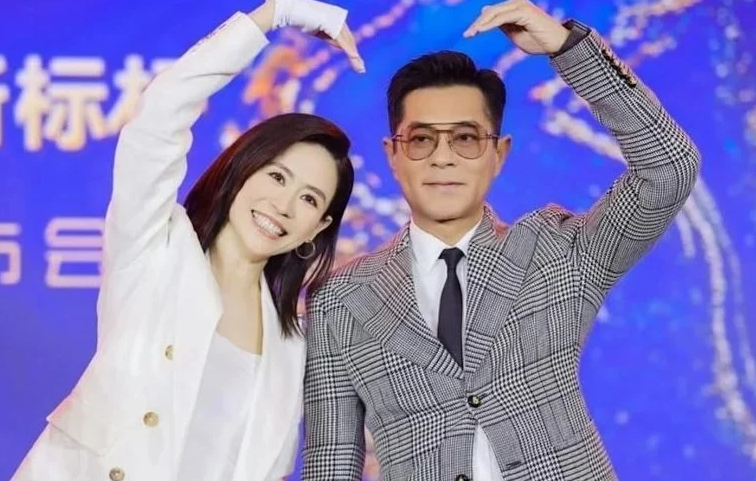 JessicaHsuan-LouisKoo-close-interaction