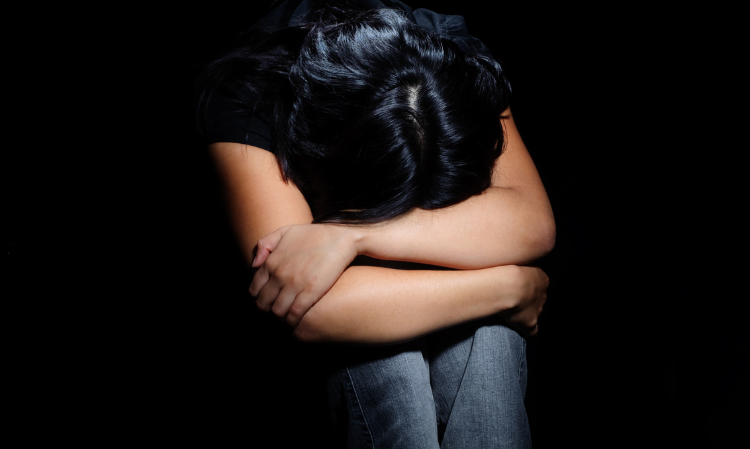 mother-hiding-daughter-crying-collapsed-and-died