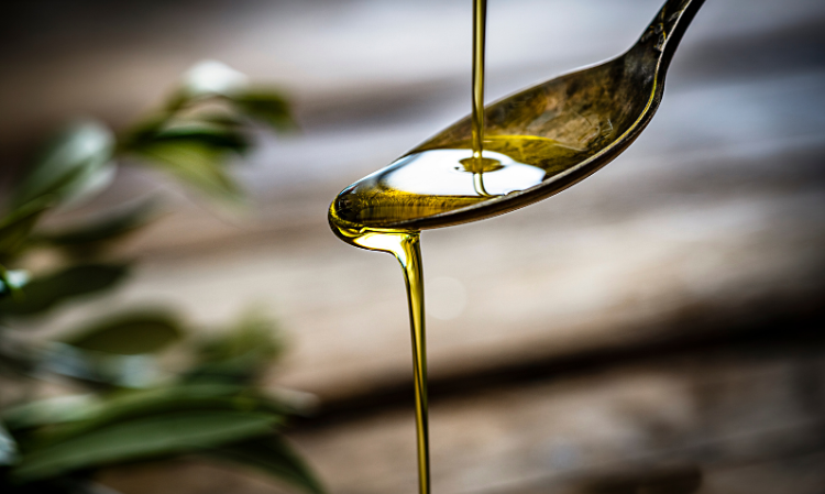 Non-citizens-banned-buying-subsidized-cookingoil-in-bags