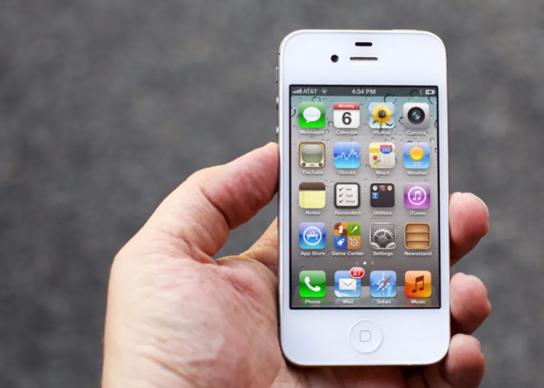 China-rushes-to-buy-the-iPhone-4S