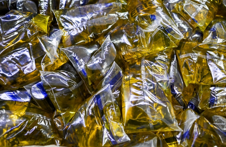 Non-citizens-banned-buying-subsidized-cookingoil-in-bags