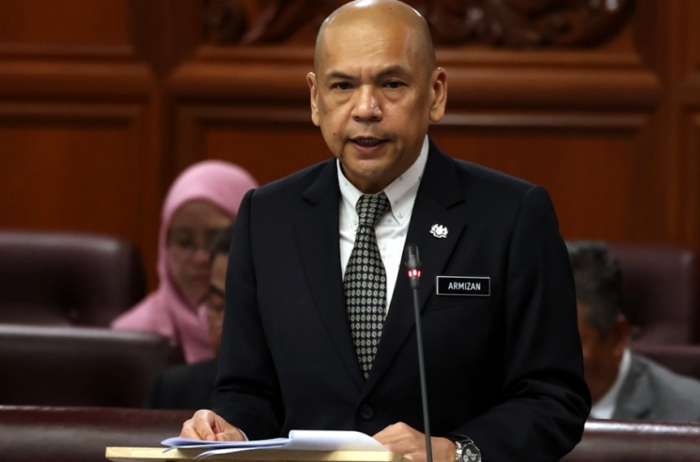 Non-citizens-banned-buying-subsidized-cookingoil-in-bags
