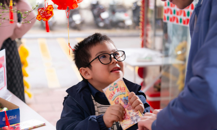 give-angpao-kid-not-satisfied