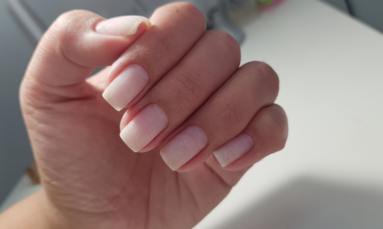 nails-with-white-line