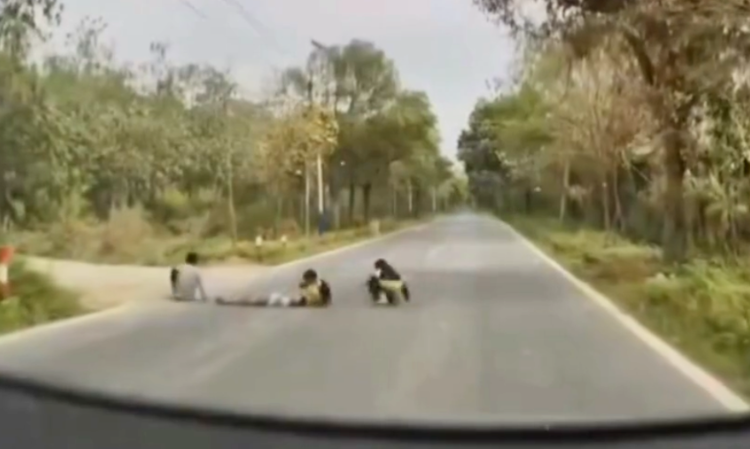 china-Lying-on-the-road-dangerous