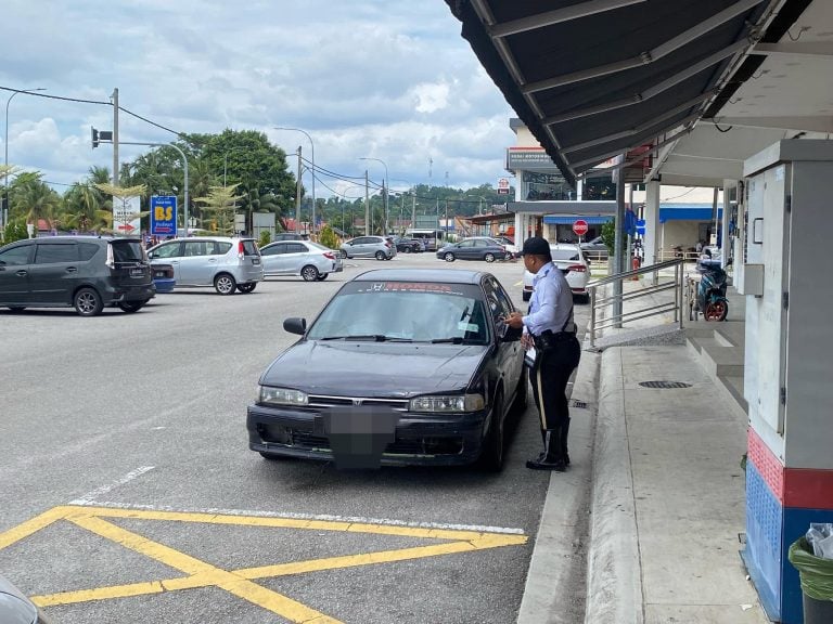 roadside-illegal-parking-saman