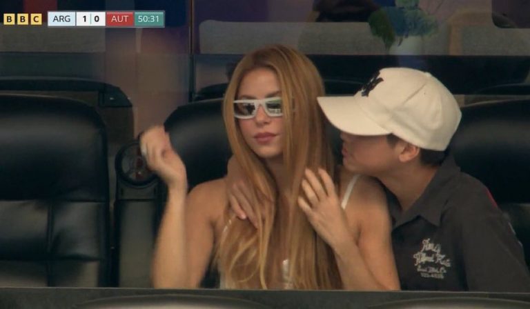 shakira-world-cup-2026-son-kissed
