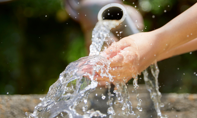 Rinsing-the-nose-with-tap-water