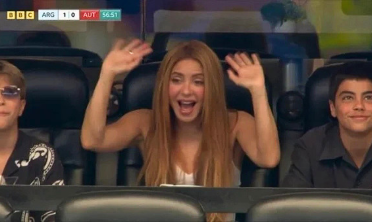 shakira-world-cup-2026-son-kissed