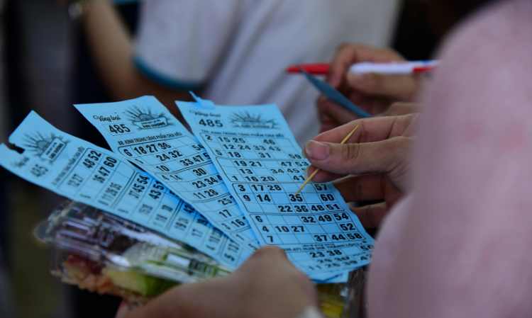 Thailand-girl-win-lottery-neighbour-stole