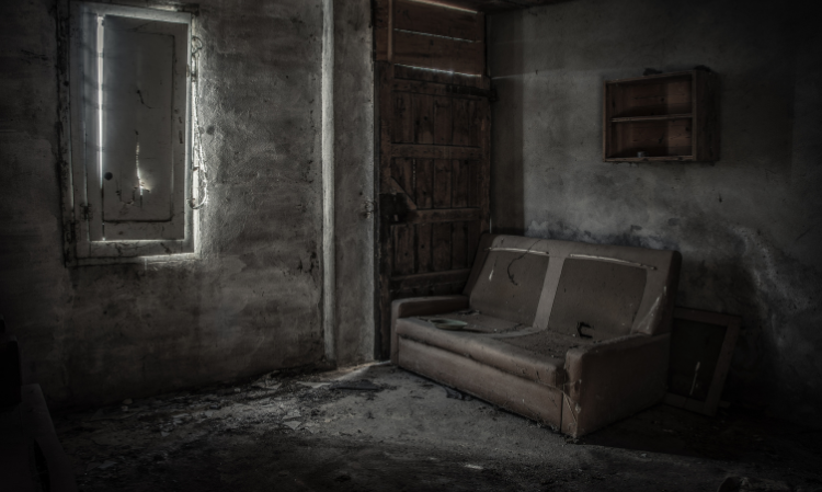 Explores-Abandoned-hotel-scarry