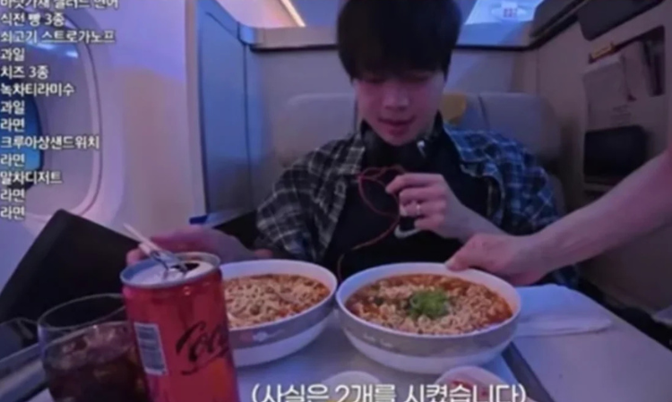 korean-youtuber-ordered-20-times-foods-on-airplane-