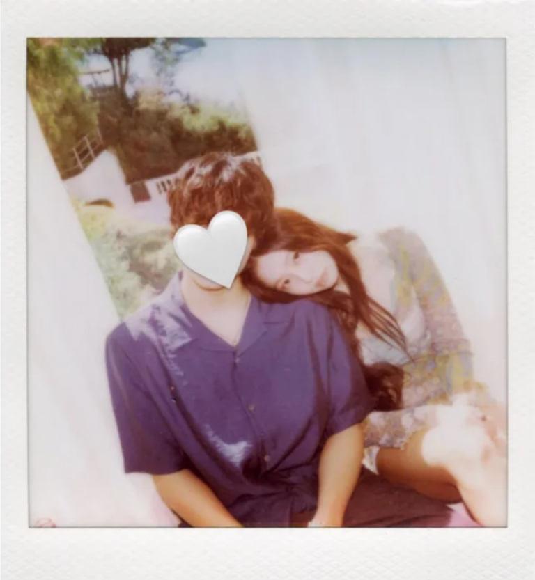 jennie-take-photo-with-a-man