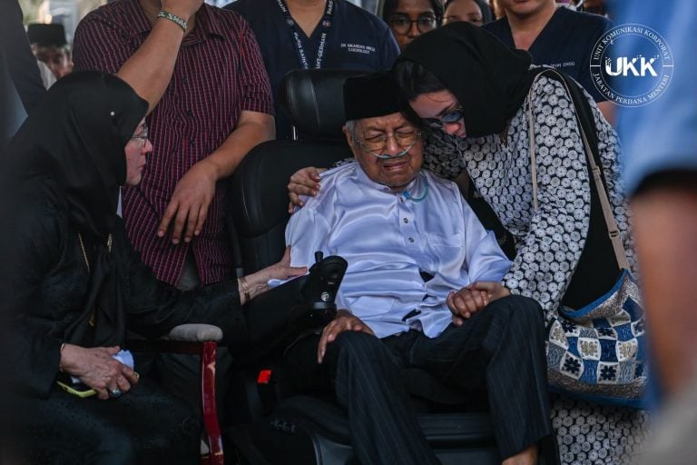 3-doctors-stand-beside-Tun-DrMahathir-Mohamad