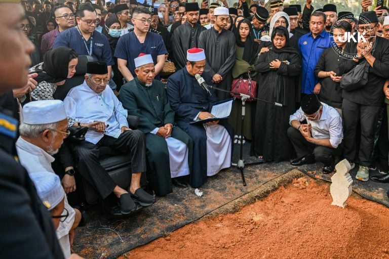 rs-stand-beside-Tun-DrMahathir-Mohamad
