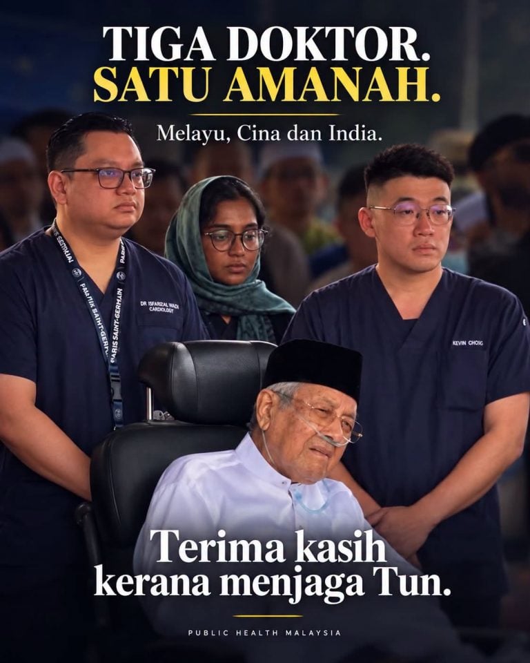 3-doctors-stand-beside-Tun-DrMahathir-Mohamad