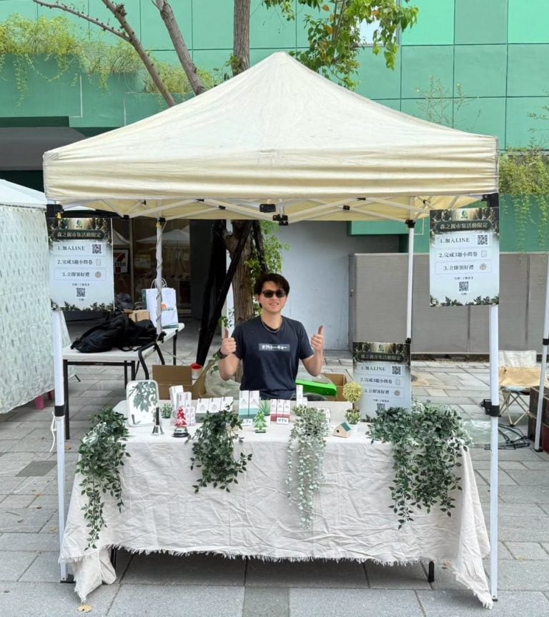Taiwanese-singer-roadside-stall-